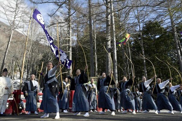 掛け声とともに矢を放つ弓道家たち＝４日午前10時35分、日光市中宮祠