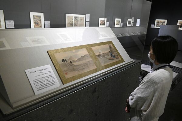 富士山を描いた広重の肉筆画などが並ぶ展示場