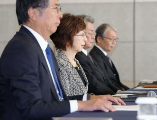 プロ野球オーナー会議に臨むDeNAの南場智子オーナー(手前から2人目)ら=19日、東京都内(代表撮影)