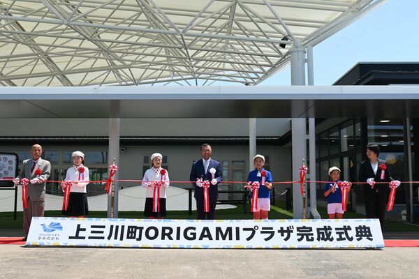 完成を祝い子どもたちとテープカットする星野町長（中央）ら＝５日午前１１時３０分、上三川町上三川