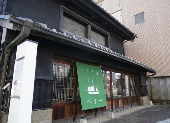 駄菓子屋としてオープンする見世蔵