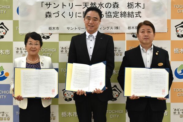 協定を締結した藤原常務（中央）、大川市長（左）、斎藤部長