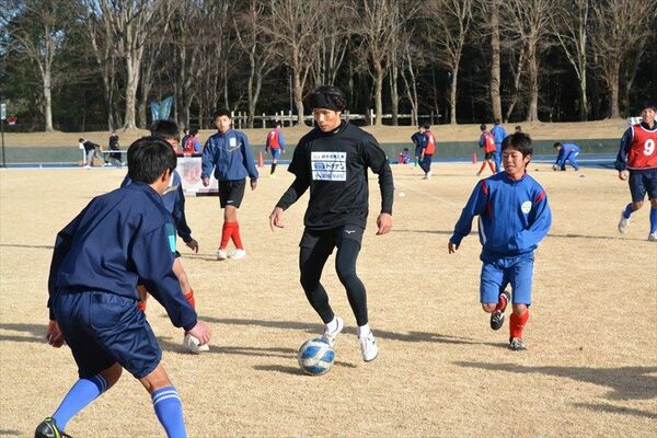 参加した小中学生とプレーする三丸選手