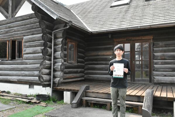 会場となる旧直売所のログハウスと國府谷さん