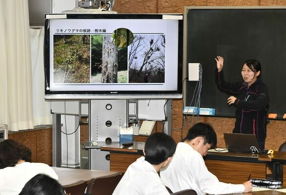 クマの生態などを説明する稲垣特任助教(右)=11日午後、大田原高