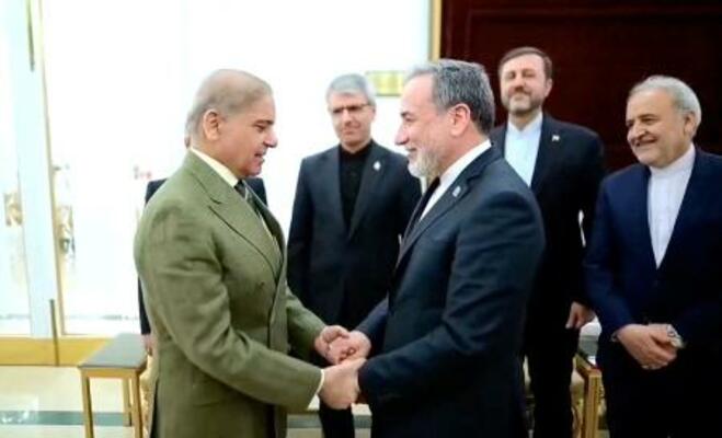 　パキスタン・イスラマバードで会談するシャリフ首相（左）とイランのアラグチ外相＝４月２５日公開（パキスタン首相府提供・ロイター＝共同）
