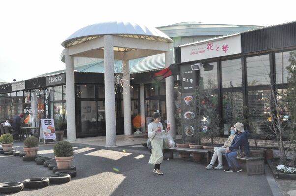 東京圏にも商圏を広げる道の駅どまんなかたぬま＝2024年3月31日