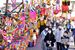 縁起物やだるまなどの露店が並び、大勢の人が訪れた大花市