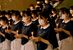 キャンドルを手にする看護学部の学生