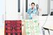 講演する山本代表とパレスチナの伝統刺繍の着物帯＝20日午後４時35分、宇都宮市陽東７丁目