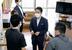　老人ホームの視察に訪れ、関係者らと対話する小泉農相＝２９日午前、東京都中野区