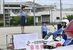 一日警察署長を委嘱され、出発式でパトロールの警察車両を見送る菊池さん（左）