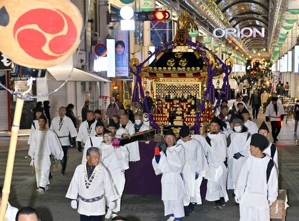オリオン通りを練り歩くみこし＝15日午後５時45分、宇都宮市江野町