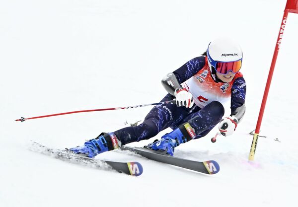 大回転成年女子Ａで優勝した横尾（日大）＝青森県大鰐町の大鰐温泉スキー場、森田大地撮影