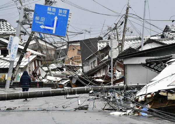 倒壊した建物でふさがれ、通行できなくなった住宅地＝15日午前９時50分、石川県珠洲市
