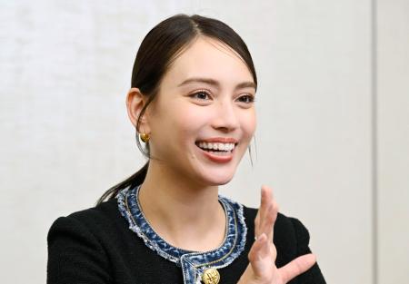 インタビューに答える滝沢カレン