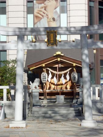 　秋葉神社と時計の広告＝東京都港区