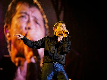 　公演初日、ステージで熱唱する矢沢永吉＝東京ドーム（撮影・ＨＩＲＯ　ＫＩＭＵＲＡ）