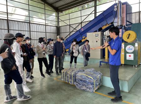 ジャカルタ・リサイクル・センター(JRC)でごみの圧縮作業を見学=臨床教育研究所「虹」提供