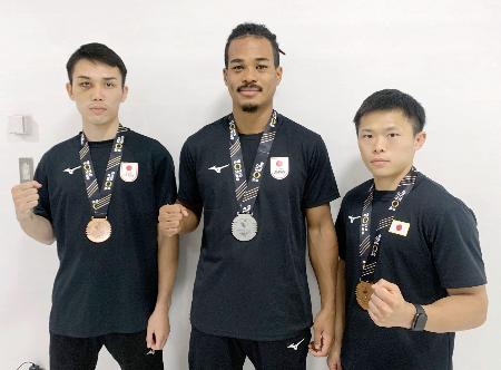 　アマチュアボクシングの世界選手権から帰国した（左から）北本隼輔、岡沢セオン、牧野草子＝１６日、成田空港