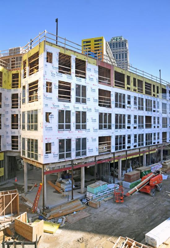 デトロイト中心部で工事中の建造物。デトロイト市財政破綻後の2014年ごろから巨額投資による再開発が進んでいる=5月23日