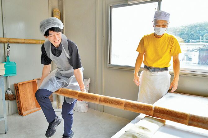 初めて青竹打ちを体験した橋本和友さん(21)