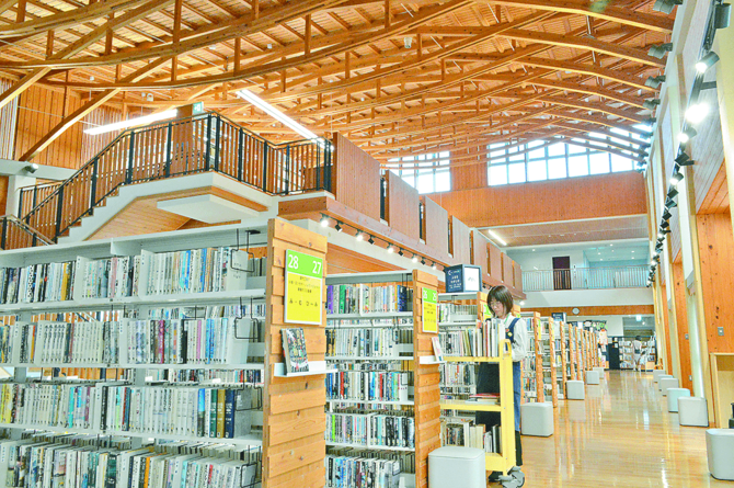 木のぬくもりを感じながら、書架巡りを楽しんで