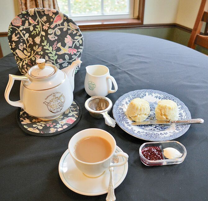 伝統紅茶にスコーンが付いた「クリームティー」。店内の雰囲気や食器も楽しんで