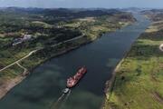パナマ運河、通航量増加し大混雑