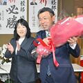 市貝町長選・解説　町政の遅れ、挽回できるか　新人の軽部氏初当選
