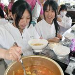 益子の「ビルマ汁」、上手にできたね　真岡北陵高生が挑戦