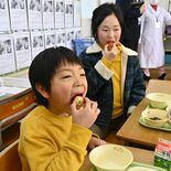 給食に地元産「とちあいか」 那須・黒田原小で児童ら堪能 JAなすのが寄贈