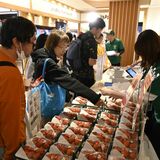 「とちまるショップ」13周年　東京・ソラマチで18日まで感謝祭　イチゴの特別販売などにぎわう