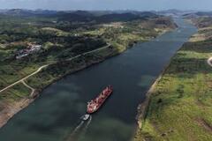 パナマ運河、通航量増加し大混雑