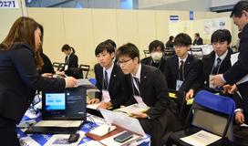 地元企業に興味津々宇都宮　３０社参加、就職セミナー