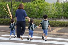 双子が別々の保育施設、負担大きい