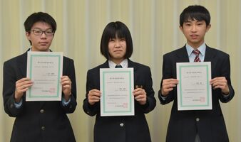 運行管理者試験に合格した（左から）臼井さん、菊地さん、森谷さん
