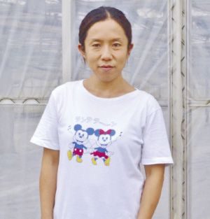 夫の達彦さんと5歳の佳歩(かほ)さん、2歳の寛生(ひろき)さん、夫の弟、義母の6人家族。夫と義母の3人でトマトとレタスを作っています。