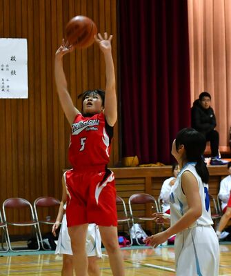 女子２回戦　第１クオーター６分、大田原女の渡辺がシュートを決める＝宇北高体育館