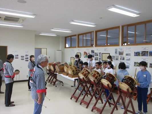 本番に向けて太鼓を練習する児童