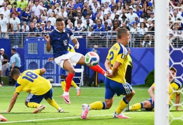 フランス―スウェーデン 前半終了間際、先制ゴールを決めるフランスのエムバペ(左から2人目)=ニューヨーク(ゲッティ=共同)