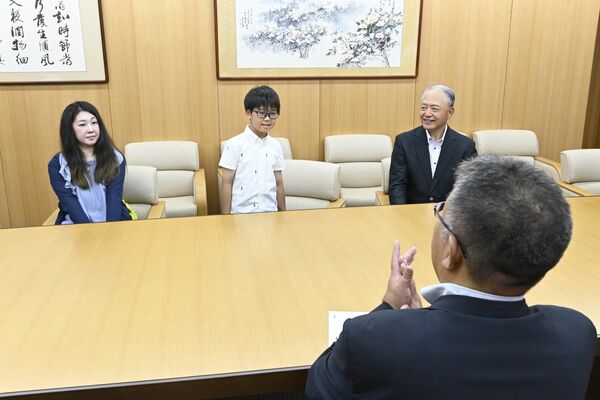 中村市長（手前右）を表敬訪問した青山さん（中央）