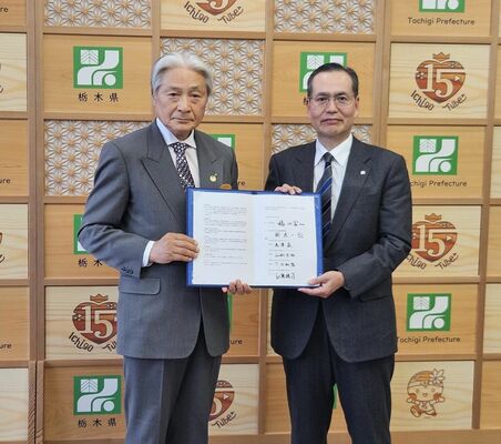 基本合意書を締結した福田知事（左）と新木理事長＝26日午後、県庁