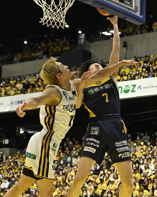 第２クオーター５分、ブレックスの小川（右）がレイアップシュートを決める＝日環アリーナ栃木、湯田大士撮影