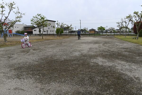 久保公園に保存整備された「推定　東山道跡」。幅は約１２メートルある