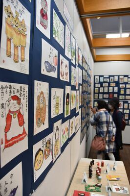 千点以上の力作が並ぶ絵手紙展