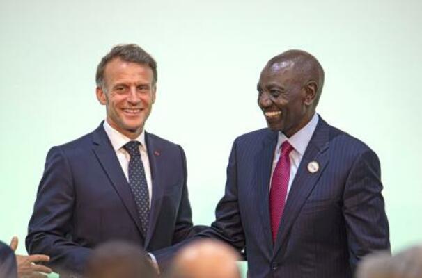 　アフリカとフランスの協力推進を議論する首脳級会議に出席したマクロン大統領（左）とケニアのルト大統領＝１２日、ケニア・ナイロビ（共同）