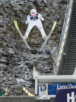 　Ｗ杯ジャンプ女子個人第１戦で優勝した丸山希の２回目の飛躍＝リレハンメル（共同）