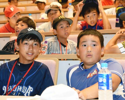 抽選の行方を見守る各チームの主将たち＝とちぎ健康の森