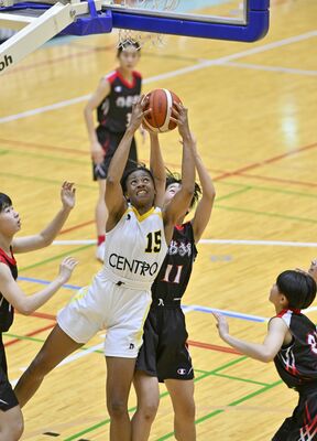 第3クオーター1分、矢板中央のチャマカ(中央)がオフェンスリバウンドを奪う=マルワ・アリーナとちぎ、磯真奈美撮影